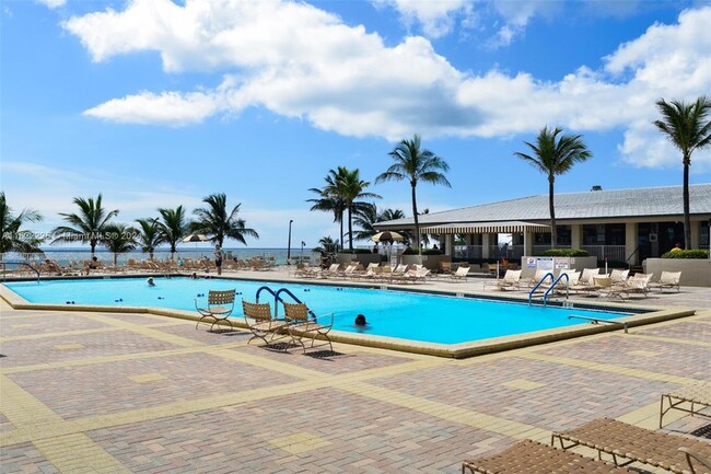 Foto del edificio - 1980 S Ocean Drive Unit 10