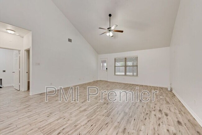 Foto del edificio - 1816 Castle Creek Dr