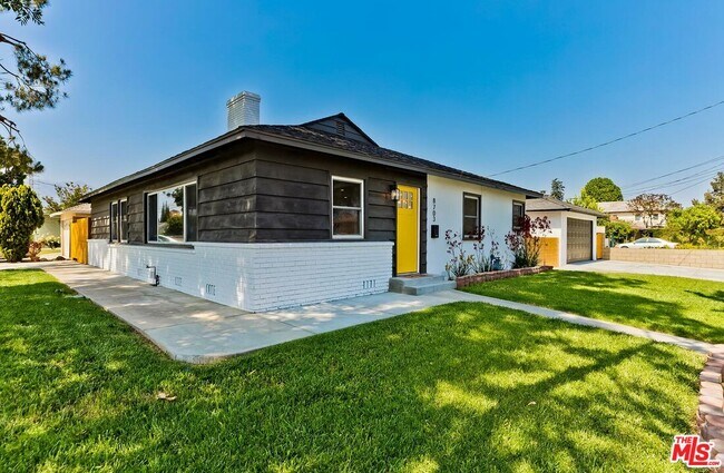 Building Photo - 6704 N Muscatel Ave