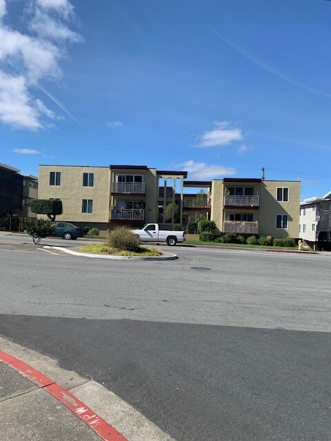 Front of Building - 362 Richmond Dr