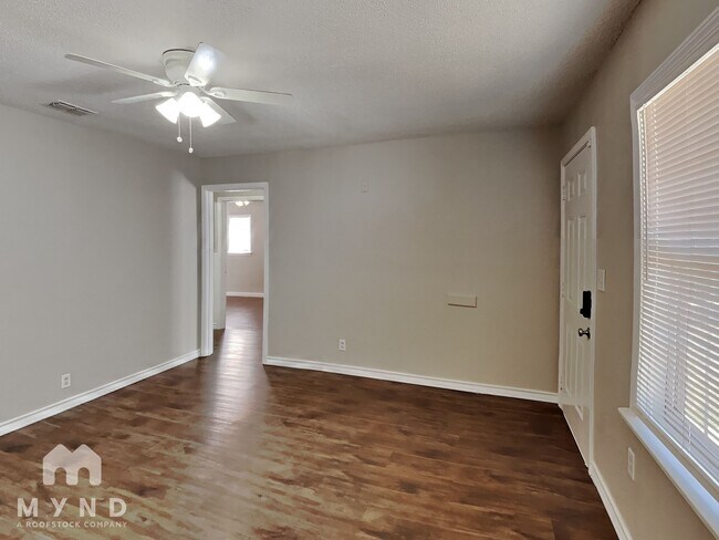 Foto del edificio - 108 N Avenue V