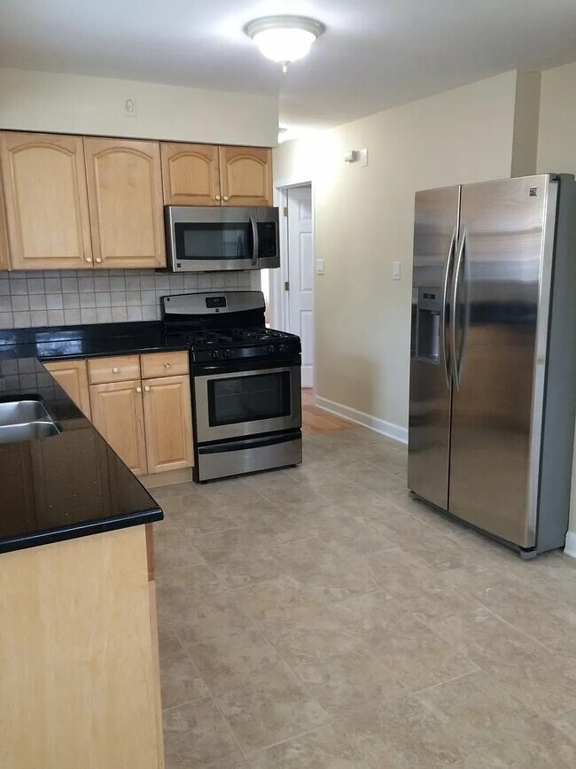 Building Photo - 18003 Greenview Terrace