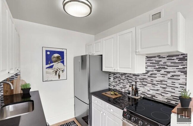 Foto del edificio - SUNNY Lenox Hill 1 Bedroom - WON'T LAST!!