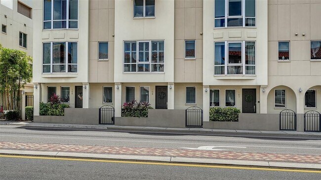 Foto del edificio - 235 Cocoanut Ave