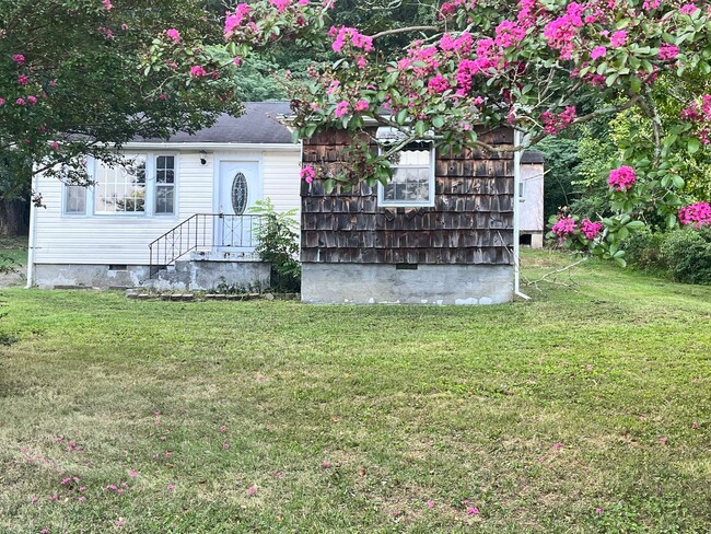 Building Photo - Quaint Home in Rossville GA