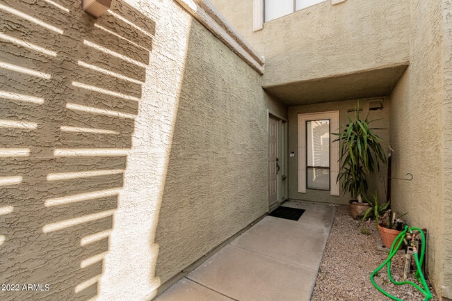 Building Photo - 815 E Grovers Ave
