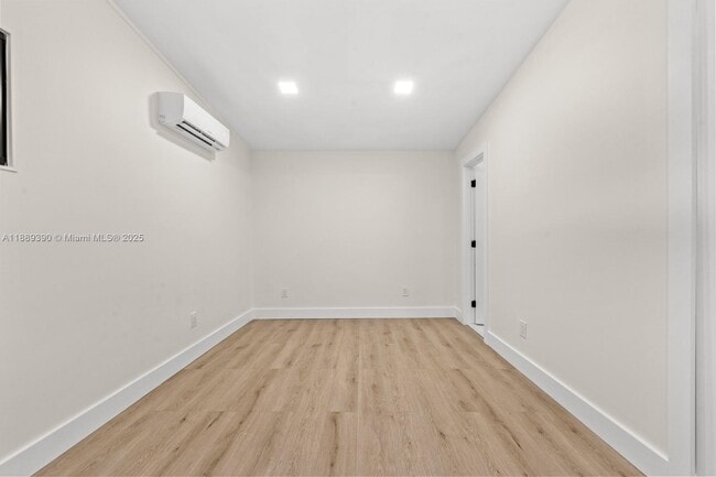 Foto del edificio - 9370 Nassau Dr