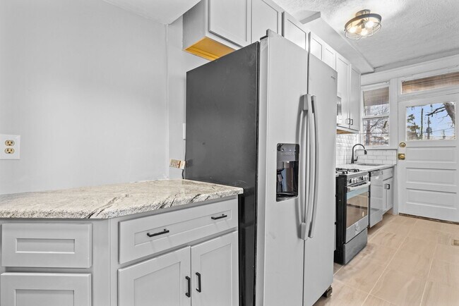 Cocina renovada con encimeras de granito - 4612 Arsenal St