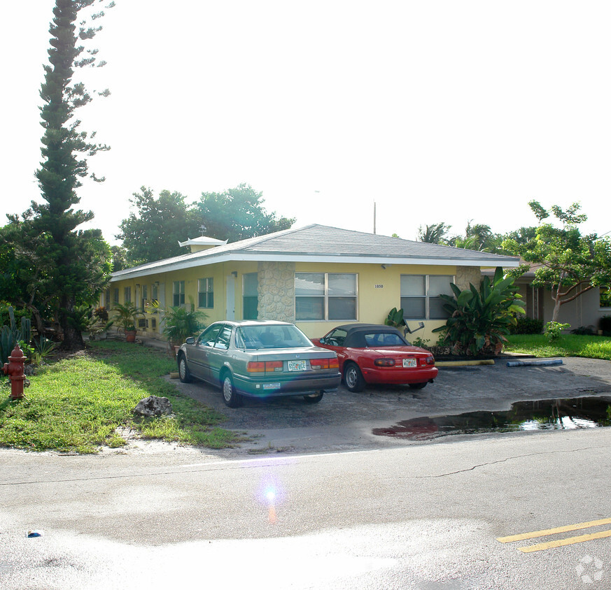 Building Photo - 1050 NE 9th Ave