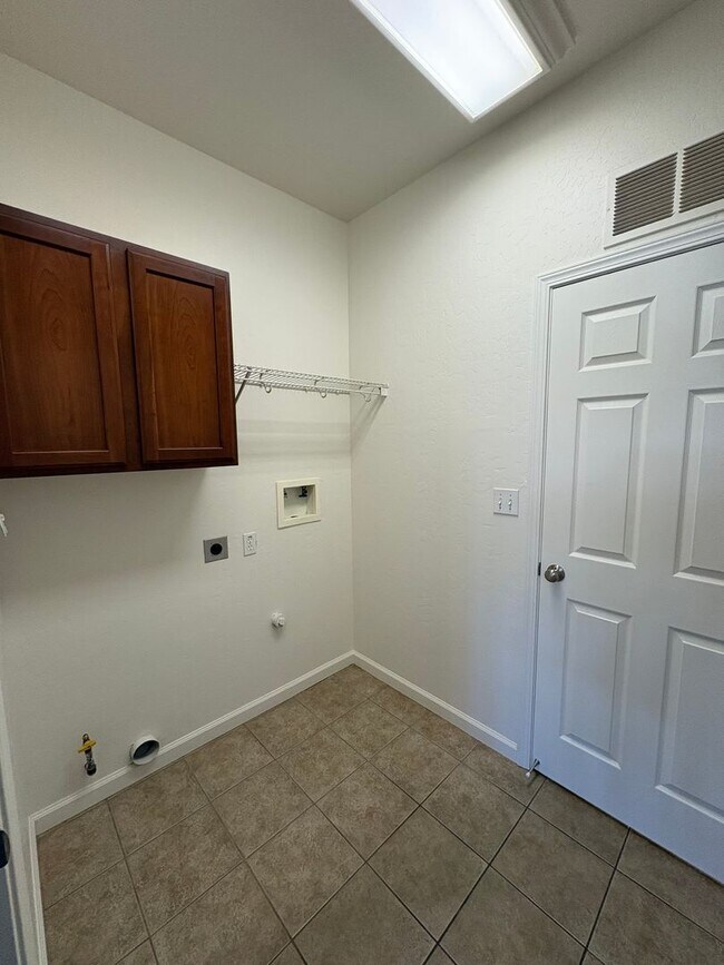 Building Photo - Corner Lot SW Visalia Home Available Now!