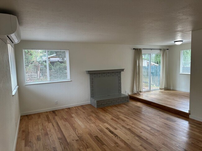 Foto del edificio - Beautifully updated 3 bedroom, 1 bath hous...