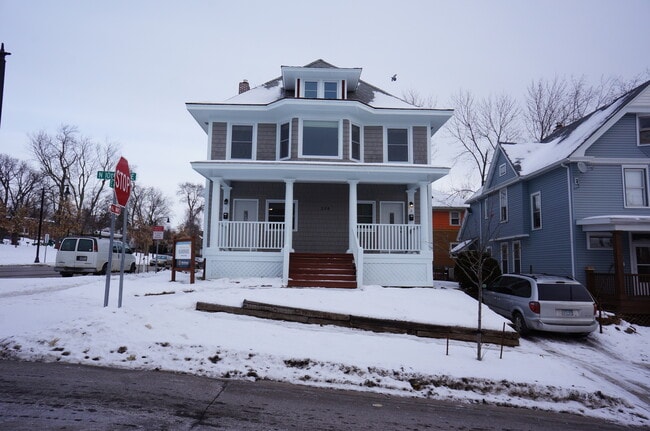 Building Photo - 326 N 10th Ave E