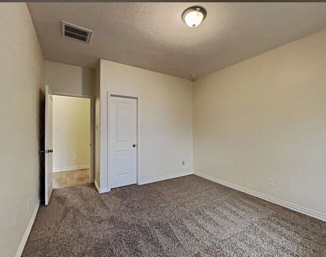 Foto del edificio - 3322 Orchid Trace Dr