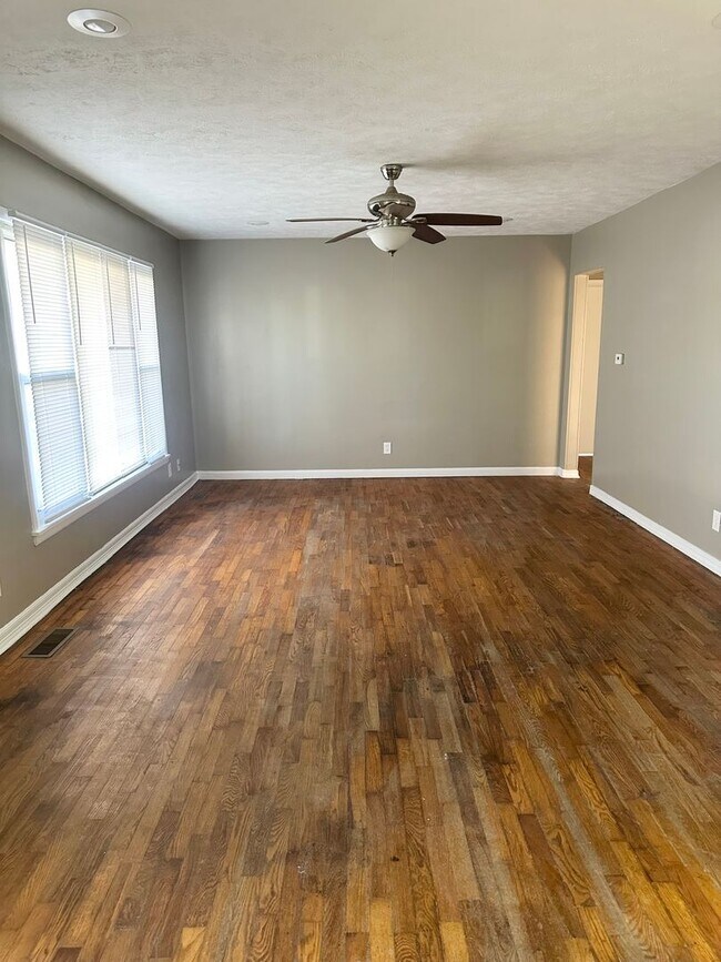 Foto del edificio - Comfortable 3 Bedroom Home with Fenced Backyard