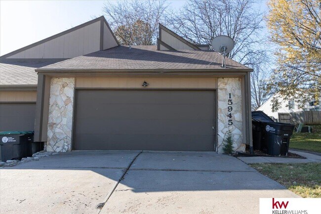 Building Photo - 15945 Gold Cir