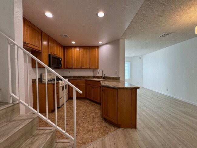 Foto del edificio - Remodeled 3 bedroom 2.5 bathroom townhouse