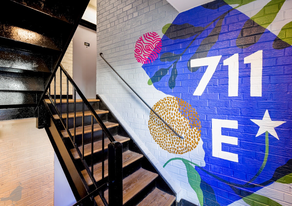 Foyer - 711 E St SE