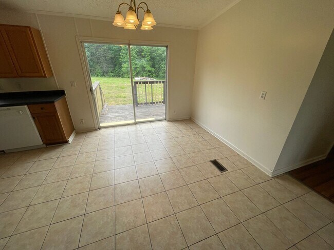 Foto del edificio - Large 3 bedroom 2 bathroom home available ...