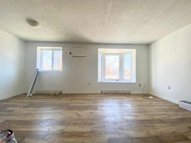 Building Photo - 388 Park Ave E