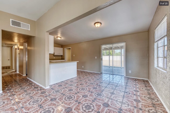 Building Photo - 2430 W Glenrosa Ave