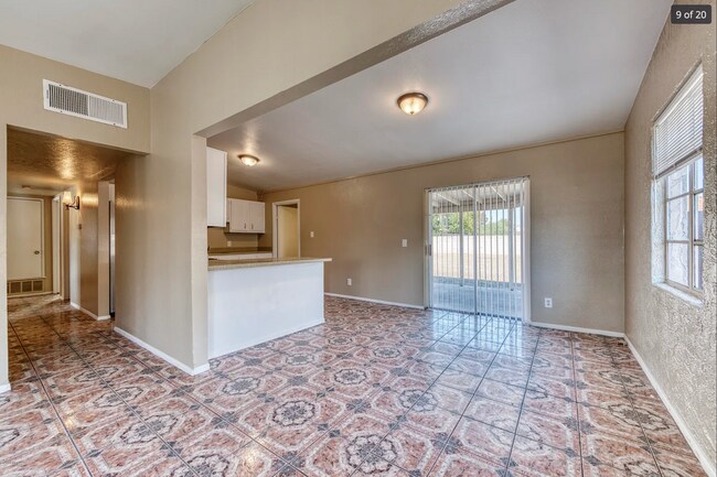 Foto del edificio - 2430 W Glenrosa Ave