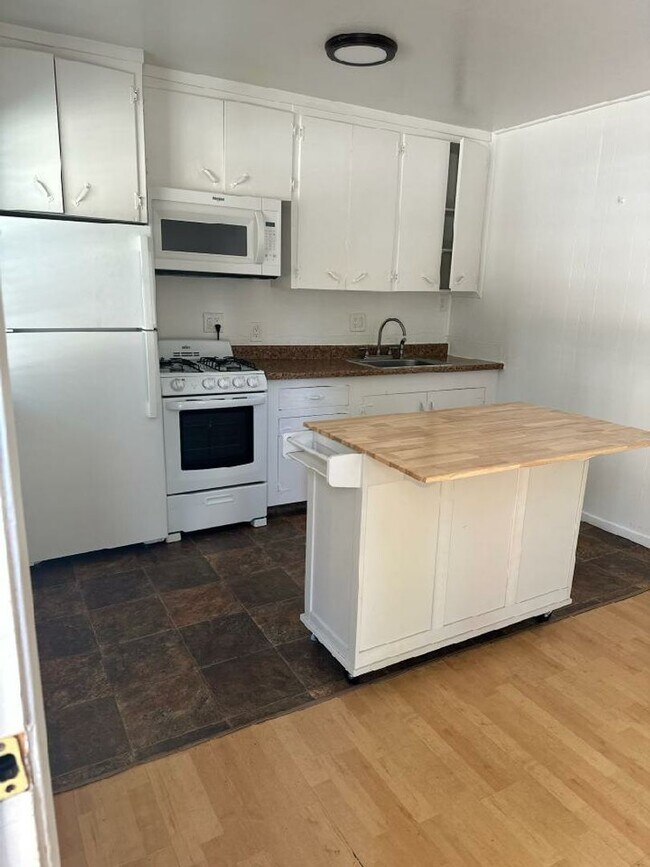 Foto del edificio - Very Cute Cozy Cabin Style 1BD 1BA Duplex!...