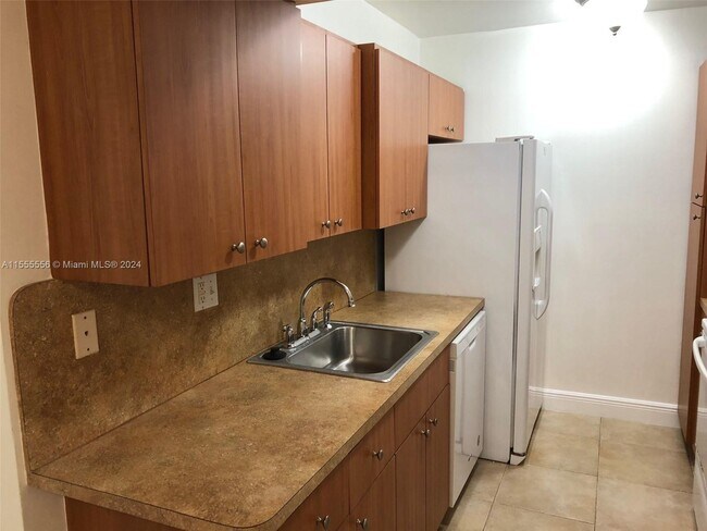 Building Photo - 10790 N Kendall Dr