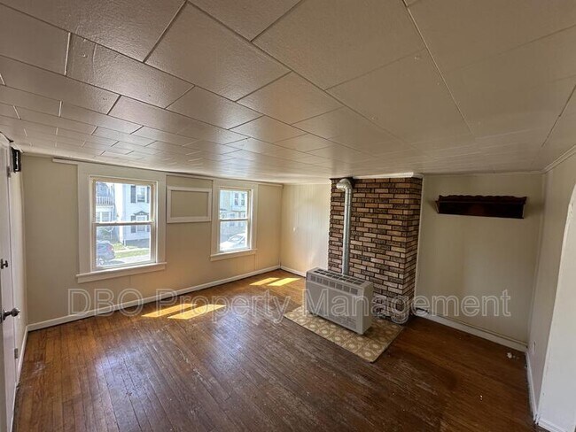 Building Photo - 686 3rd Ave