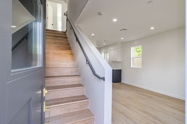 Foto del edificio - 1227 N June St