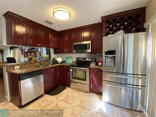 Foto del edificio - 890 NW 99th Ave