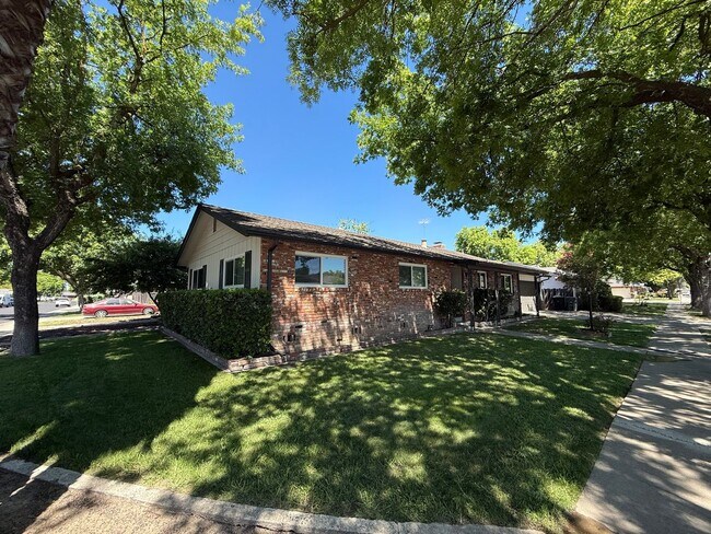 Foto del edificio - Newly renovated single story in Greenwood Estates!