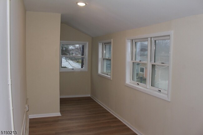 Foto del edificio - 335 Rutherford Ave