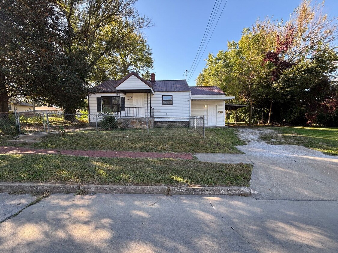 Foto principal - Cute 3bd 1ba home with great loft space!