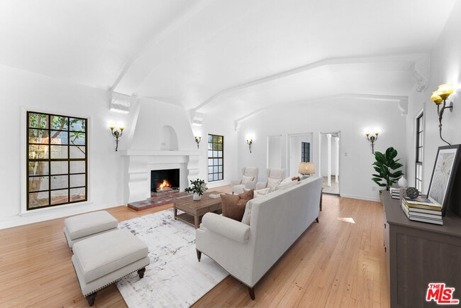 Foto del edificio - 1328 Sierra Alta Way