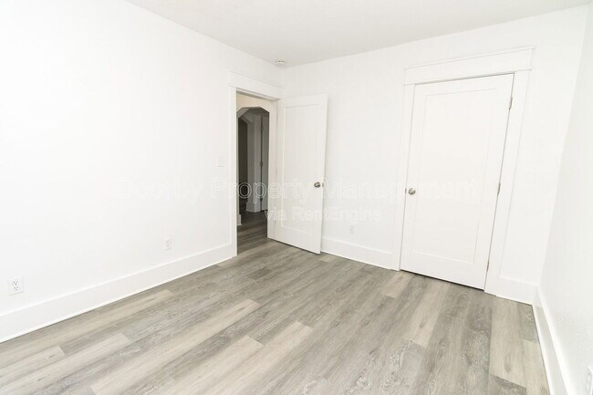 Foto del edificio - 1203 Rockway Dr