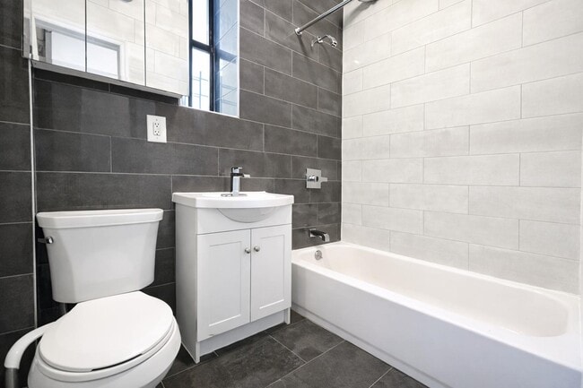 Building Photo - 546 Isham St