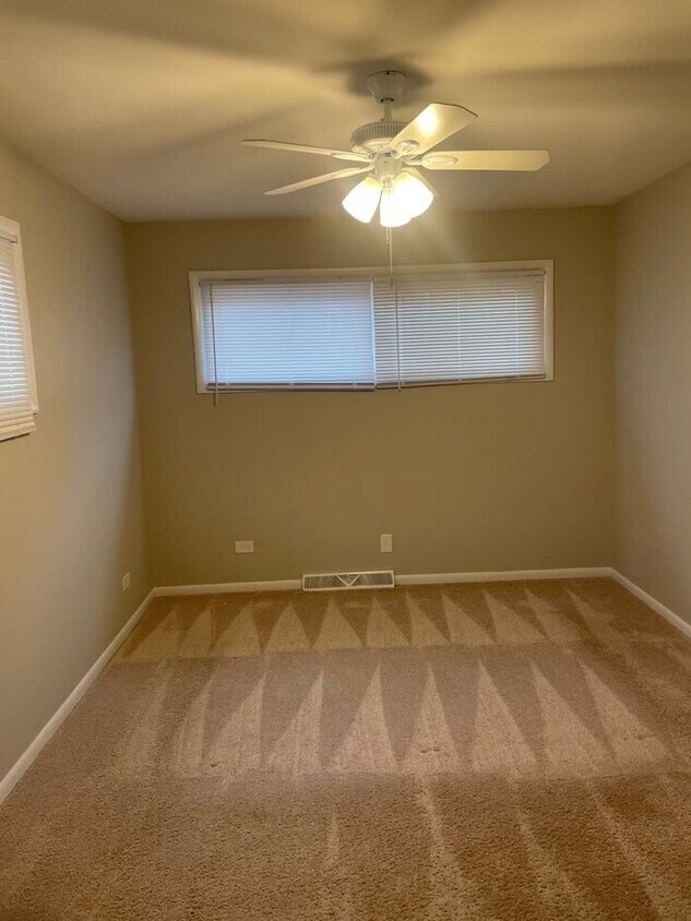 Building Photo - AVAILABLE NOW!  - 609 Delles Rd, Wheaton, ...