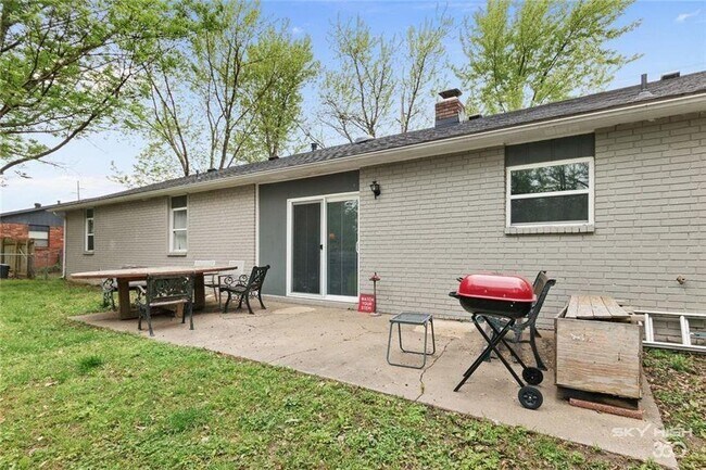 Building Photo - 405 SW 10th St