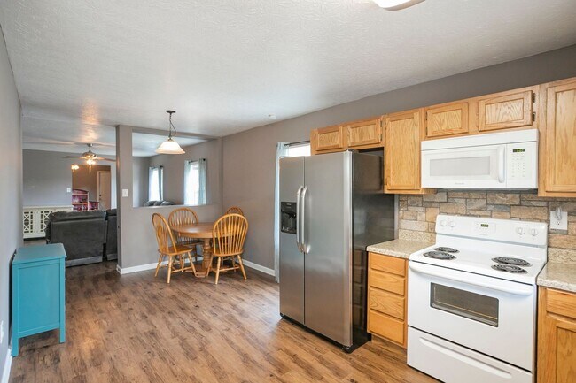 Building Photo - 3 Bed home in Carthage with large basement!