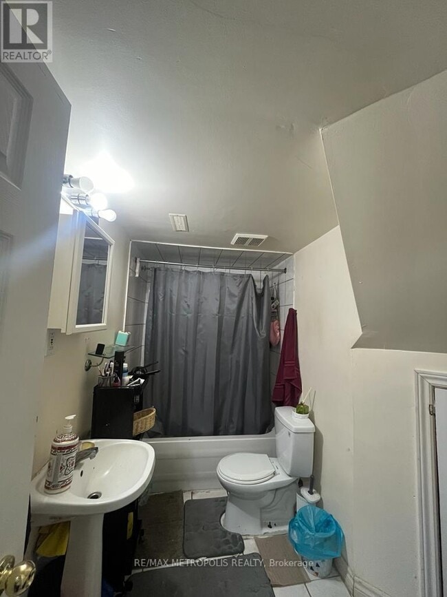 Building Photo - 2-BSMT2 Mayflower Dr