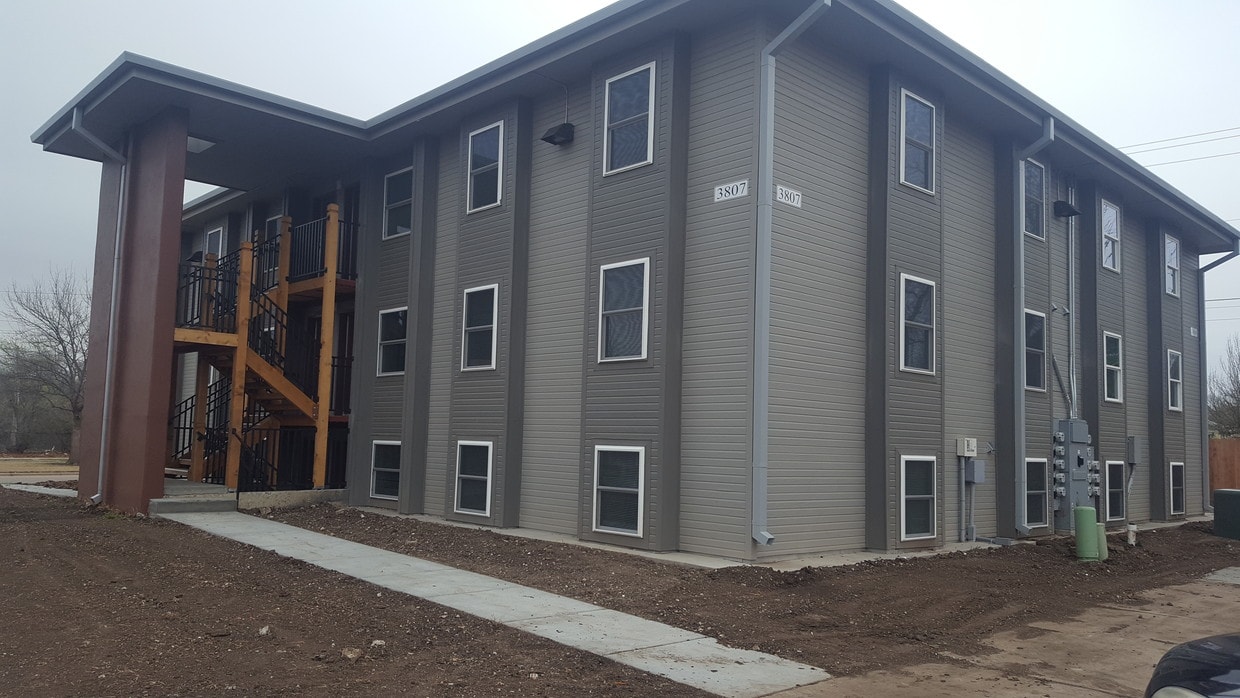 Side View - 3713 E Ross Pkwy