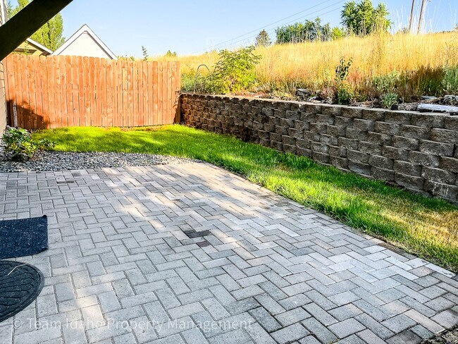 Building Photo - Beautiful 4 bedroom 3 bath townhouse w/att...