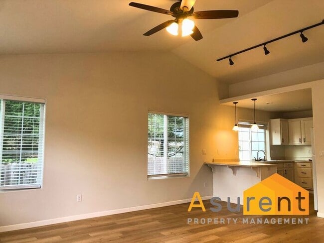 Building Photo - Wont Last Long---- 3 bed 2 Bath fenced back yard