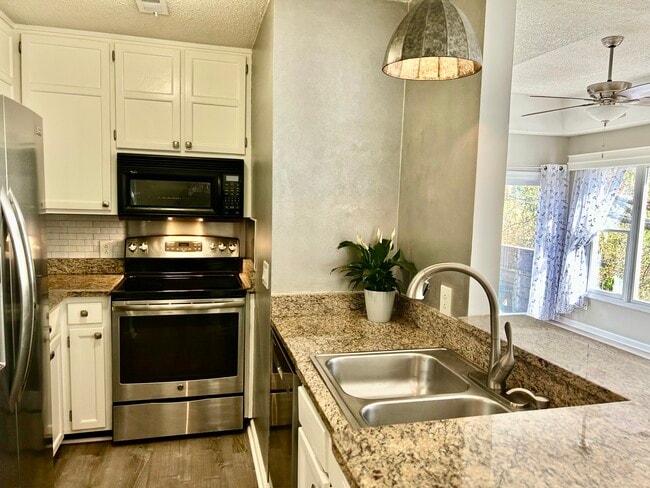 Kitchen - 1101 E Morehead St