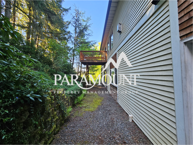 Building Photo - Spacious 4,600+sqft 5 Bedroom in Bremerton!