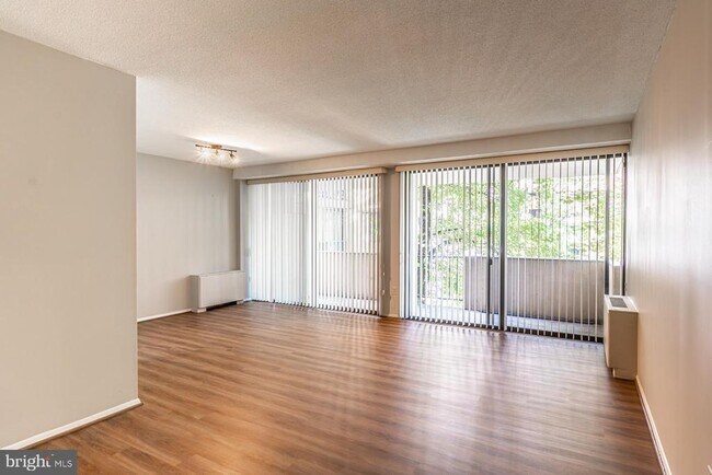 Foto del edificio - 4141 Henderson Rd