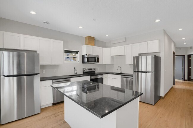 Foto del edificio - Spacious Brand New 8 Bed + 4 Bath near U of M!