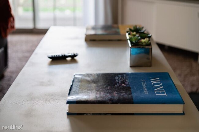 Building Photo - 6580 Reflections Dr