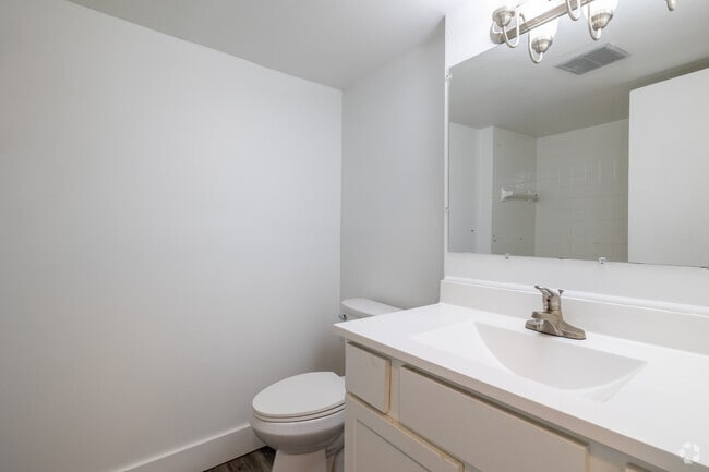 Interior Photo - Carlyle Tower Apartments - Southfield, MI