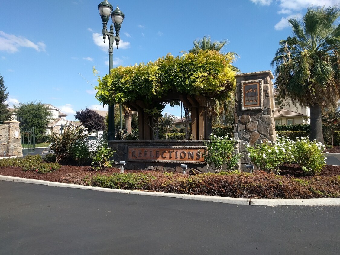 Foto principal - Gated Community Stunner ready to be called...